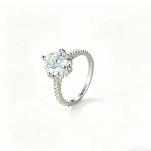 Elegante anello in argento sterling 925 con diamante coltivato e montatura a quattro griffe.
