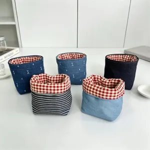 Stoff-Aufbewahrungskorb Detailansicht mit Jeans-Textur und rotem Karofutter für den Tisch.