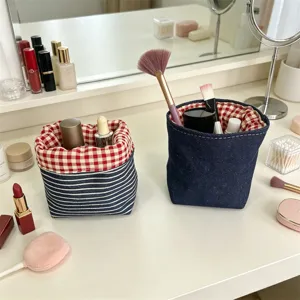 Detaillierter Jeans Stoff Aufbewahrungskorb, kariertes Futter, idealer Make-up Organizer.