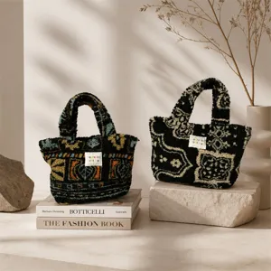 Mini borsa tote in peluche etnico retro vista dettagliata, morbida borsa autunnale invernale.
