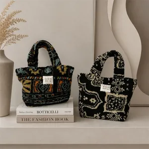 Primo piano di dettaglio delle borse mini tote in peluche retro con motivi etnici morbidi.