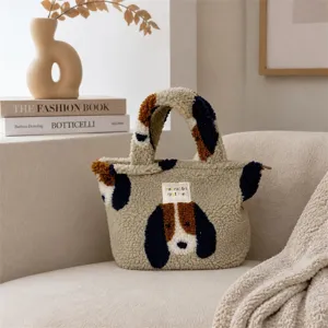 Vista dettagliata di una graziosa borsa in peluche con motivo di cane e pelliccia morbida.