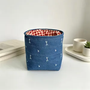 Detailansicht des blauen Jeans-Aufbewahrungskorbs mit sauberen Nähten und rot-kariertem Futter.