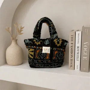 Vista dettagliata di una mini borsa tote in peluche in stile etnico retro con motivi geometrici.