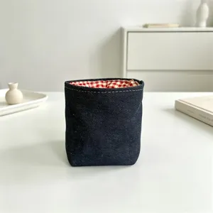 Aufbewahrungskorb aus Denim mit rot-weiß kariertem Innenfutter für kleine Accessoires.