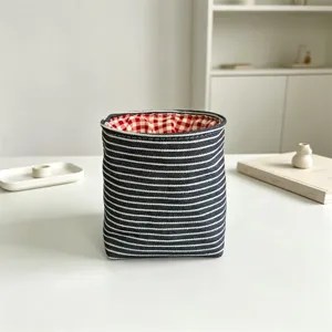 Denim Stoff Tisch Aufbewahrungskorb gestreift mit rotem Karo Futter für Make-up Kleinigkeiten.