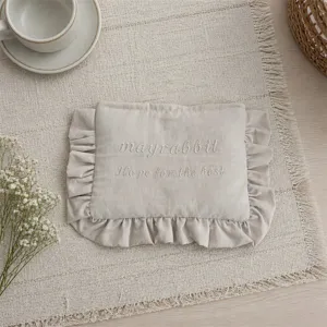 Beige Kosmetiktasche mit Rüschen und süßer Stickerei, wasserdichte Make-up Aufbewahrung für Damen.