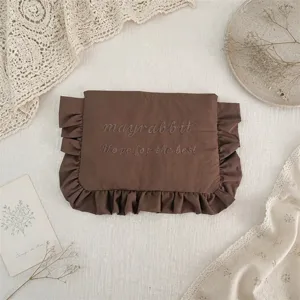 Braune Nylon Kosmetiktasche mit Rüschen, bestickten Buchstaben und wasserdichtem Design.