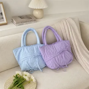 Elegante borsa a shopper plissettata da donna, morbida borsa a spalla imbottita con graziosi fiocchi.