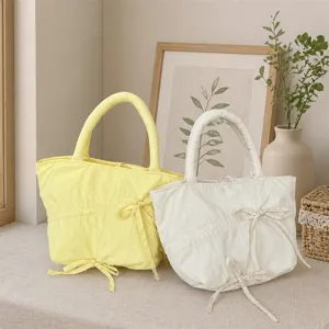 Vista dettagliata della borsa a mano plissettata da donna, borsa casual con fiocco e grande cap.