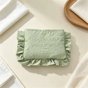 Grüne Nylon Kosmetiktasche mit süßen Rüschen und gestickten Buchstaben für Alltag.