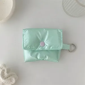 Minimalistische effen gewatteerde oortelefoon beschermhoes met drukknoop en metalen ring.