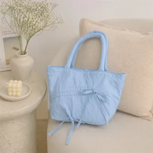 Borsa shopper plissettata azzurro chiaro con fiocco, borsa elegante per uso quotidiano.