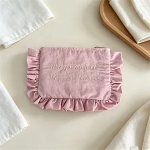 Rosa Kosmetiktasche aus Nylon mit Rüschen und süßer Stickerei für die tägliche Aufbewahrung.