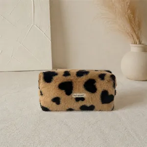 Pluche make-up tas met hartjesprint, zacht cosmetisch tasje voor reis en dagelijks gebruik.