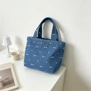 Estiloso bolso tote de denim azul con bonitos lazos y corazones bordados diarios.