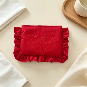 Rote Nylon Kosmetiktasche mit süßen Rüschen und hübscher Stickerei für Reise und Make-up.