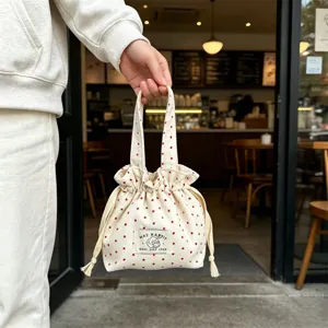 Vista detallada de un bonito bolso de mano de lona con estampado de estrellas estilo suave.