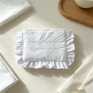 Weißer Kosmetikbeutel Detail, süße bestickte Buchstaben Make-up Tasche für Frauen.