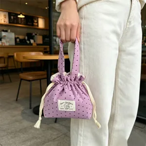 Primer plano del bonito bolso de lona morado con estampado de estrellas y etiqueta elegante.