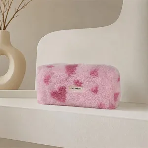 Roze pluche make-up tas detail, schattig harig opbergtasje voor reizen en schoolspullen.