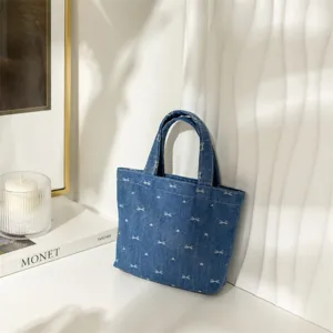 Mini bolso de mano de denim azul con estampado de lazos blancos, bolso casual chic