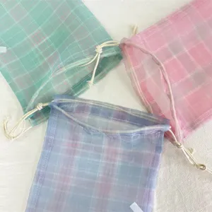 Organza Karo Kordelzugbeutel in Gruen, Pink und Blau fuer Schmuckverpackung und Aufbewahrung.