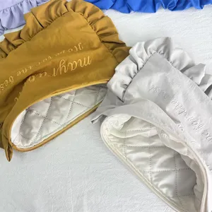Süße Nylon gesteppte Kosmetiktasche mit Rüschen, große wasserdichte Reisetasche für Damen