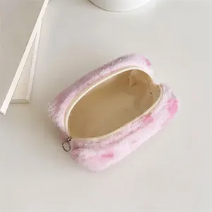 Gedetailleerd overzicht van de roze pluche hart cosmetische tas met ruime binnenvoering.