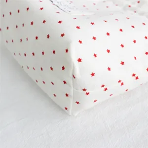 Bolsa de lona blanca con estampado de estrellas rojas, diseño de cordón portátil.
