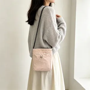 Detailansicht der rosa Mini Umhängetasche aus Nylon am Model, ideal für den Alltag.