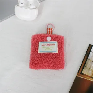 Borsetta quadrata in peluche rosa con anello, grazioso astuccio portamonete e cuffie dettaglio.