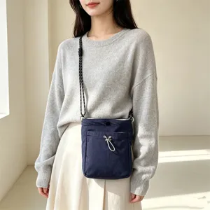 Lässige Nylon Mini Umhängetasche Detailansicht, vielseitige Handytasche mit Gurt.