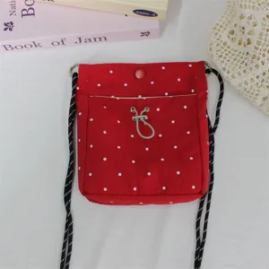 Rote Nylon Mini Umhängetasche mit Punkten, Detailansicht der Freizeittasche für Handy.
