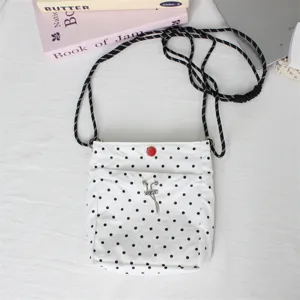 Detailansicht der kleinen Nylon-Umhängetasche mit schwarzen Punkten und Kordel.
