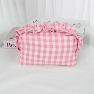 Rosa karierte Kosmetiktasche mit Rüschen, große tragbare Make-up-Tasche für den täglichen Gebrauch.