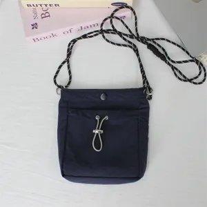 Dunkelblaue Nylon Mini Umhängetasche, lässige kleine Tasche mit Kordelzug und Schulterriemen.