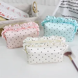 Detailansicht der französischen Polka-Dot-Satinkosmetiktasche mit Rüschendesign und viel Stauraum.
