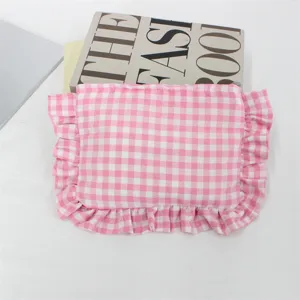 Roze geruite cosmetische tas met volants, schattig draagbaar make-up tasje voor dagelijks.