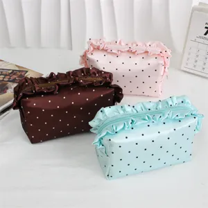 Französische Satin-Kosmetiktasche mit Polka-Dots und Rüschen, großes Kulturbeutel-Design.