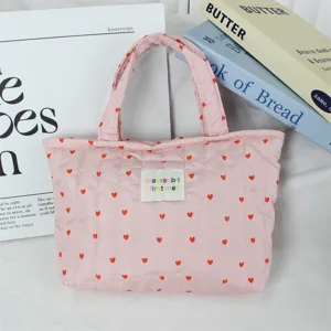Koreaanse stijl roze gewatteerde hart handtas detailopname, draagbare grote bento lunchtas.