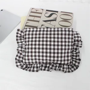 Bruine geruite make-up tas met volants, stijlvolle en handige cosmetische etui.