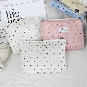 Gewatteerde make-up tas met hartjes, gedetailleerd overzicht van het zachte tasje.