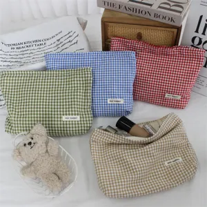 Vista dettagliata della borsa cosmetica a quadretti stile coreano, custodia da viaggio per toeletta.