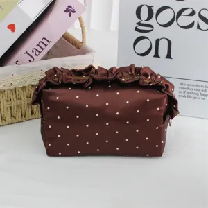 Französische Tupfen Satin Kosmetiktasche Detail, braune Make-up Tasche mit Rüschen und grossem Fach.
