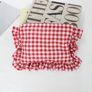 Rood-witte ruitjes cosmetische etui met schattige ruches, met weergave van stofstructuur.