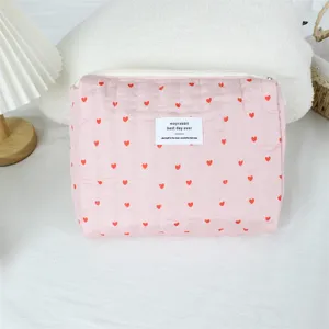 Gewatteerde roze cosmetische tas met rode harten en geweven label, ideaal dagelijks etui.