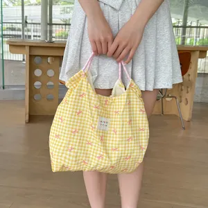 Sac cabas tendance à carreaux jaunes avec nœuds roses, idéal pour l'été et les loisirs.