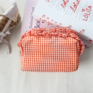 Orangefarbene Vichy-Karo Kosmetiktasche mit Rüschen, stilvolles Make-up Etui im süßen Karodesign.