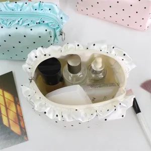 Französische Pünktchen Satin Kosmetiktasche Innendetail mit großem Fassungsvermögen und Rüschen.